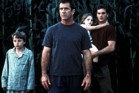 SIGNS (US2002) L-R, RORY CULKIN, MEL GIBSON, ABIGAIL BRESLIN