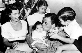 Frank Sinatra, his first wife, Nancy Barbato and their 3 chi