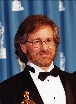 STEVEN SPIELBERG WITH HIS BEST DIRECTOR OSCAR AT THE 1993 AC