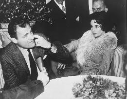 FILM PRODUCER MIKE TODD WITH HIS WIFE ELIZABETH TAYLOR PICTU