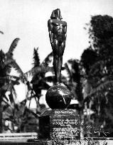 'ASPIRATION' THE VALENTINO MEMORIAL IN DE LONGPRE PARK HOLLY