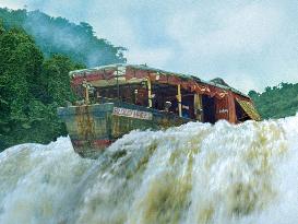 ANACONDAS: THE HUNT FOR THE BLOOD ORCHID