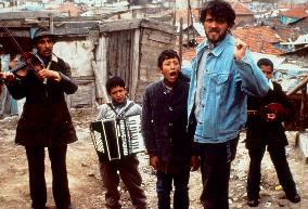 EMIR KUSTURICA DIRECTING THE TIME OF THE GYPSIES