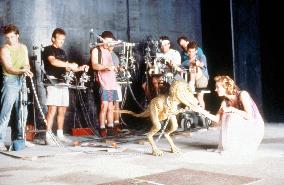 SUPERMARIO BROS (BR/US 1993)  SAMANTHA MATHIS (right) with a