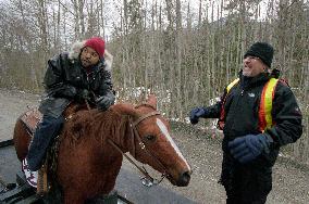 C64-13_r Ice Cube (l) and director Brian Levant on the set o