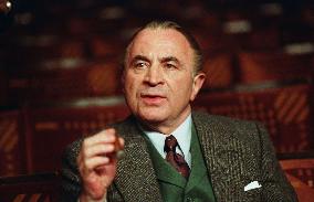 MRS HENDERSON PRESENTS