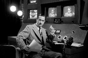 Edward R. Murrow (David Strathairn) in the TV studio. GOOD N