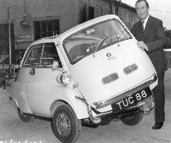 Dennis Price with an Isetta 300