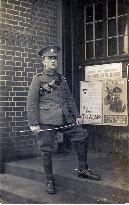 WORLD WAR ONE POSTCARD SHOWING AN OFFICER OUTSIDE A RECRUITI