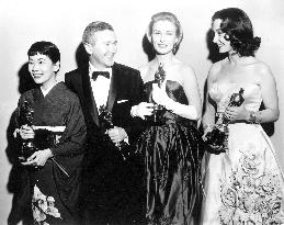 ACADEMY AWARDS CEREMONY 1958  Oscar for best supporting actr
