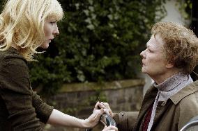 Cate Blanchett (Sheba Hart) and Judi Dench (Barbara Covett)