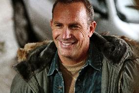 Ben Randall (KEVIN COSTNER) in a scene from THE GUARDIAN, di