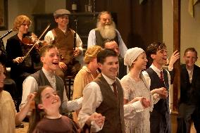 THE WIND THAT SHAKES THE BARLEY