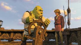 Shrek (MIKE MYERS) provides instruction in seamanship to Fio