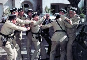 LE GENDARME ET LES EXTRA- TERRESTRES