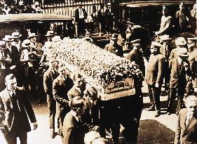 RUDOLPH VALENTINO's funeral, 1926