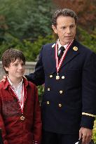 Fire chief Connor (Bruce Greenwood), his son Shane (Josh Hut