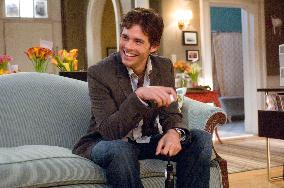 27DKS-006   Newspaper reporter Kevin (James Marsden) enjoys