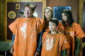 l to r Robin Williams, Cheryl Hines, Josh Hutcherson, Jo Jo