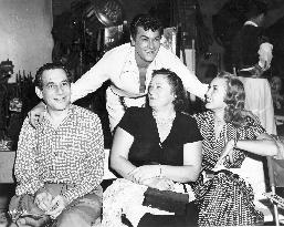 TONY CURTIS visited by his then wife JANET LEIGH, and his pa