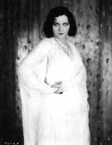 POLA NEGRI
