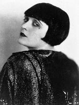 POLA NEGRI