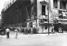 A cinema queue at the Theatre Royal, Manchester for THE HOUS