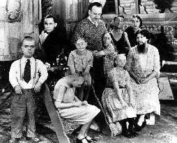 FREAKS (US1932) DIRECTOR, TOD BROWNING WITH MEMBERS OF THE C