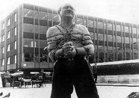 THE LONDON NOBODY KNOWS (BR1967)  TIED UP: MEN ESCAPOLOGIST