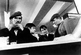 THE LONDON NOBODY KNOWS (BR1967) JAMES MASON, RIGHT