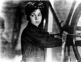 LADRI DI BICICLETTE (aka THE BICYCLE THIEVES) (IT 1948) ENZO