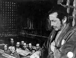 SANJURO (JAP 1962) TOSHIRO MIFUNE right