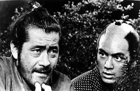 SANJURO (JAP 1962) TOSHIRO MIFUNE left