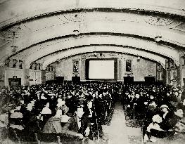 MILE END PALLADIUM CINEMA AUDIENCE CIRCA 1909/1910