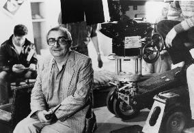 Claude Chabrol directing Poulet au vinaigre {France 1985]