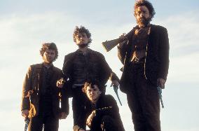 NED KELLY (AUS/UK/FR 2003) ORLANDO BLOOM, centre, HEATH LEDG