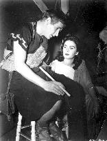 Lead actors ALAN YOUNG and JEAN SIMMONS sit it out between t