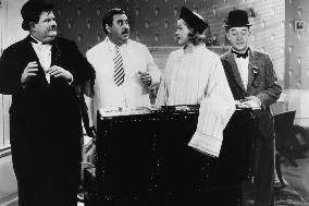 Laurel &amp; Hardy: Block-Heads film (1938)