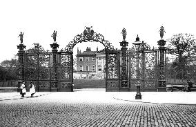 Warrington, Town Hall, New Gates 1895