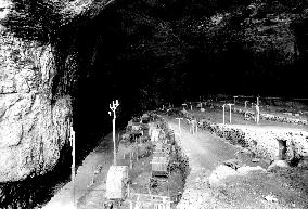 Castleton, Peak Cavern 1896