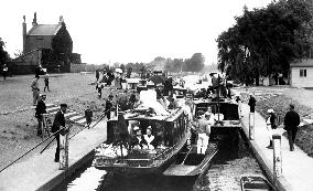 East Molesey, Steamboats in the Lock 1896