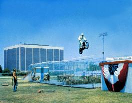 Viva Knievel! (1977)