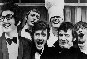 Monty Python (1975)