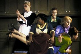 8 Femmes; 8 Women (2002)