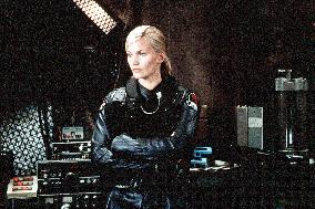 Ghosts Of Mars (2001)