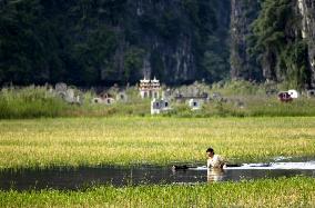 The Beautiful Country (2004)