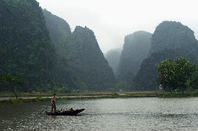 The Beautiful Country (2004)