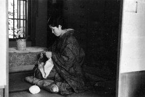 JAPANESE WOMAN KNITTING