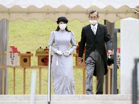 Princess Mako visits imperial mausoleum complex