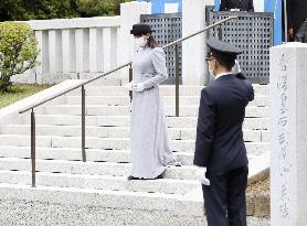 Princess Mako visits imperial mausoleum complex